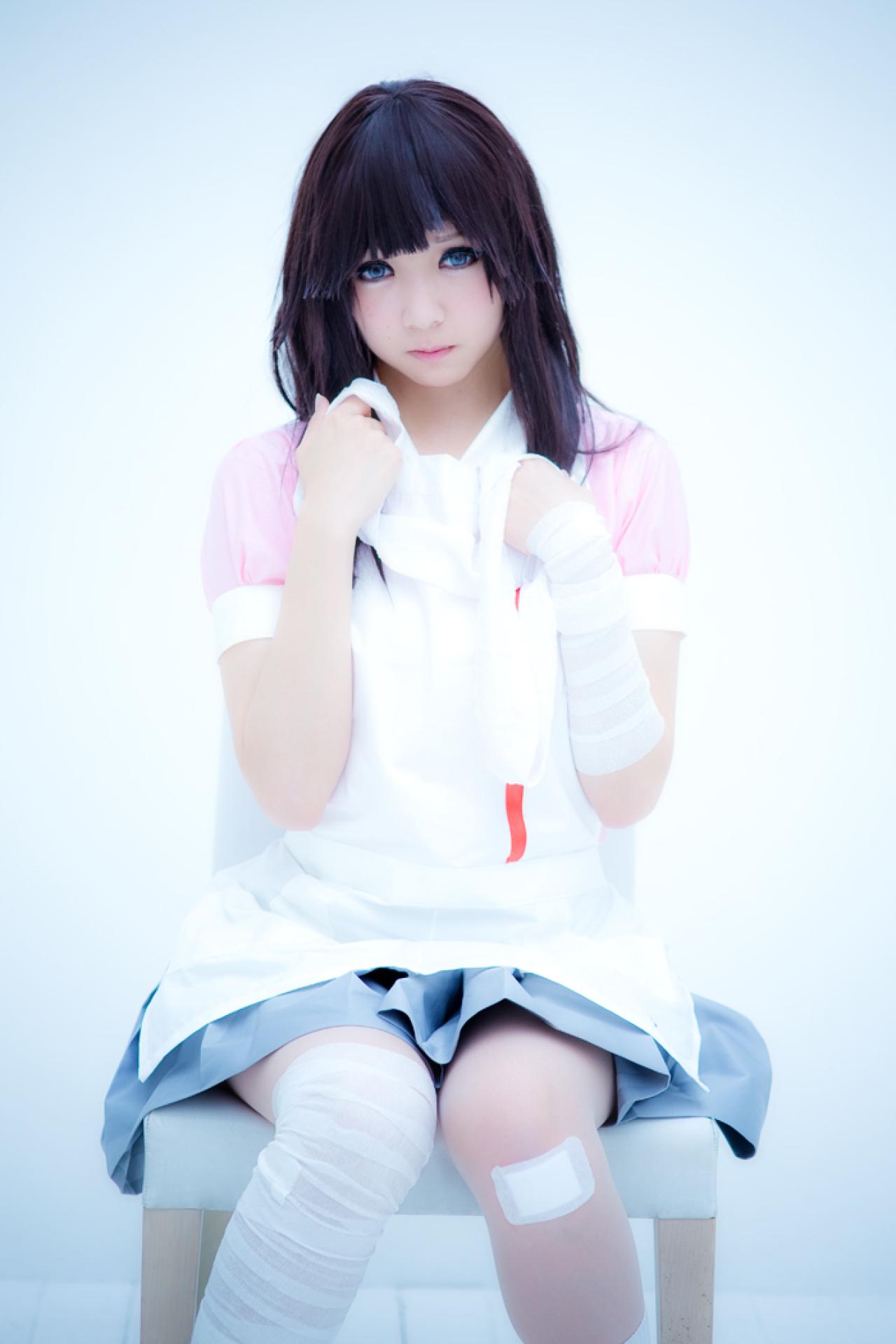 さとうさん扮罪木蜜柑双手放在领口，略微害怕的神情