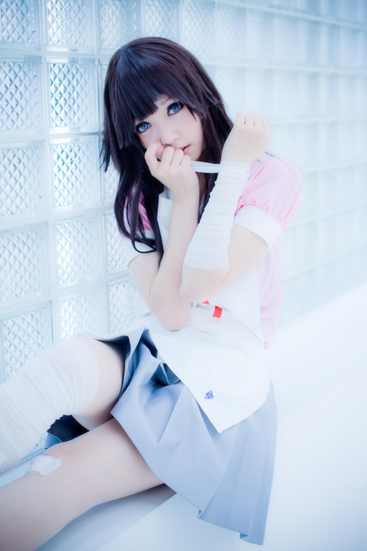 さとうさん扮罪木蜜柑坐在地板，右手贴着嘴角，拉着左臂上缠绕的绷带