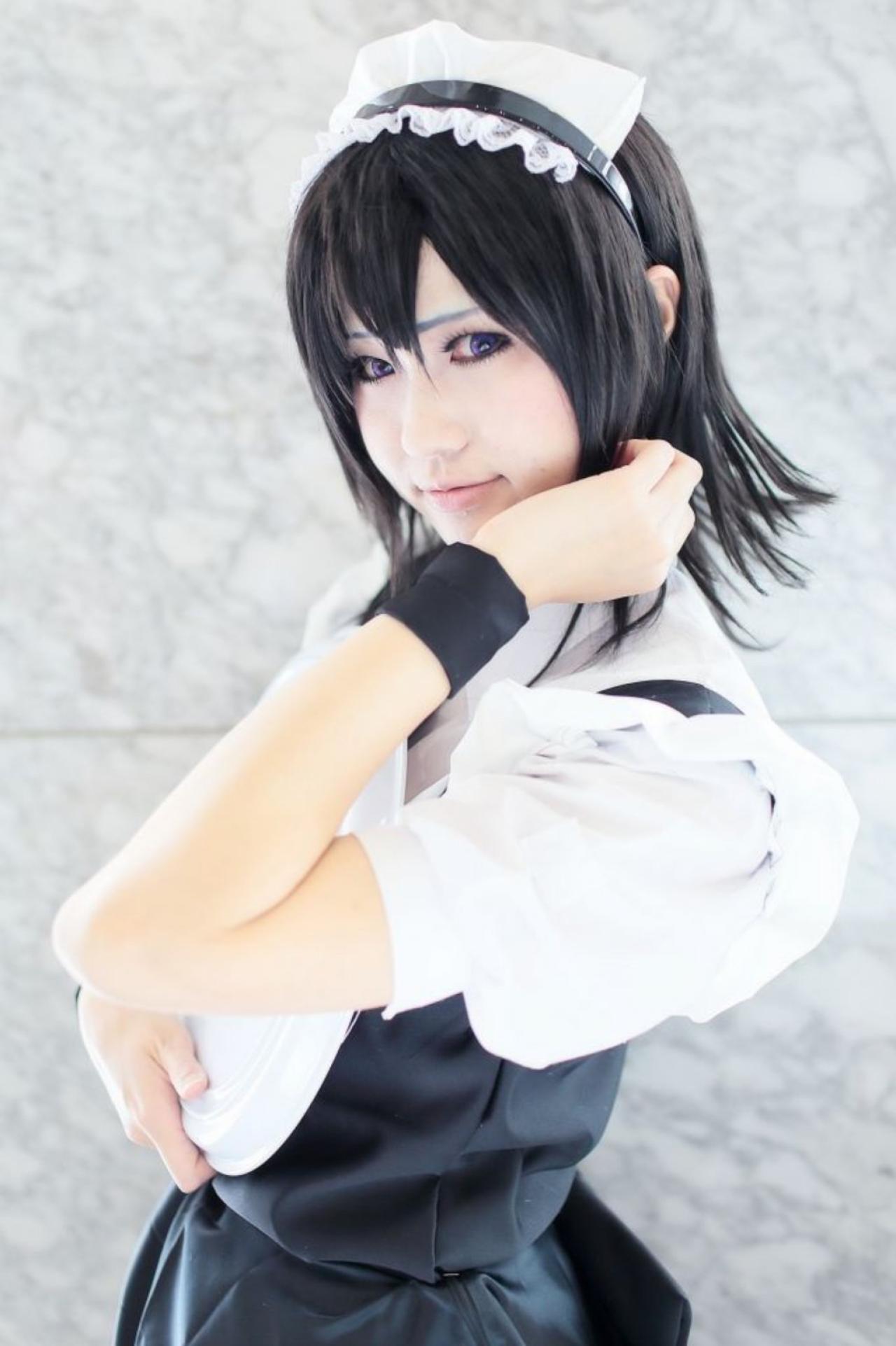 ゆいこ扮三日月夜空右手怀抱盘子，左手轻抚刘海儿