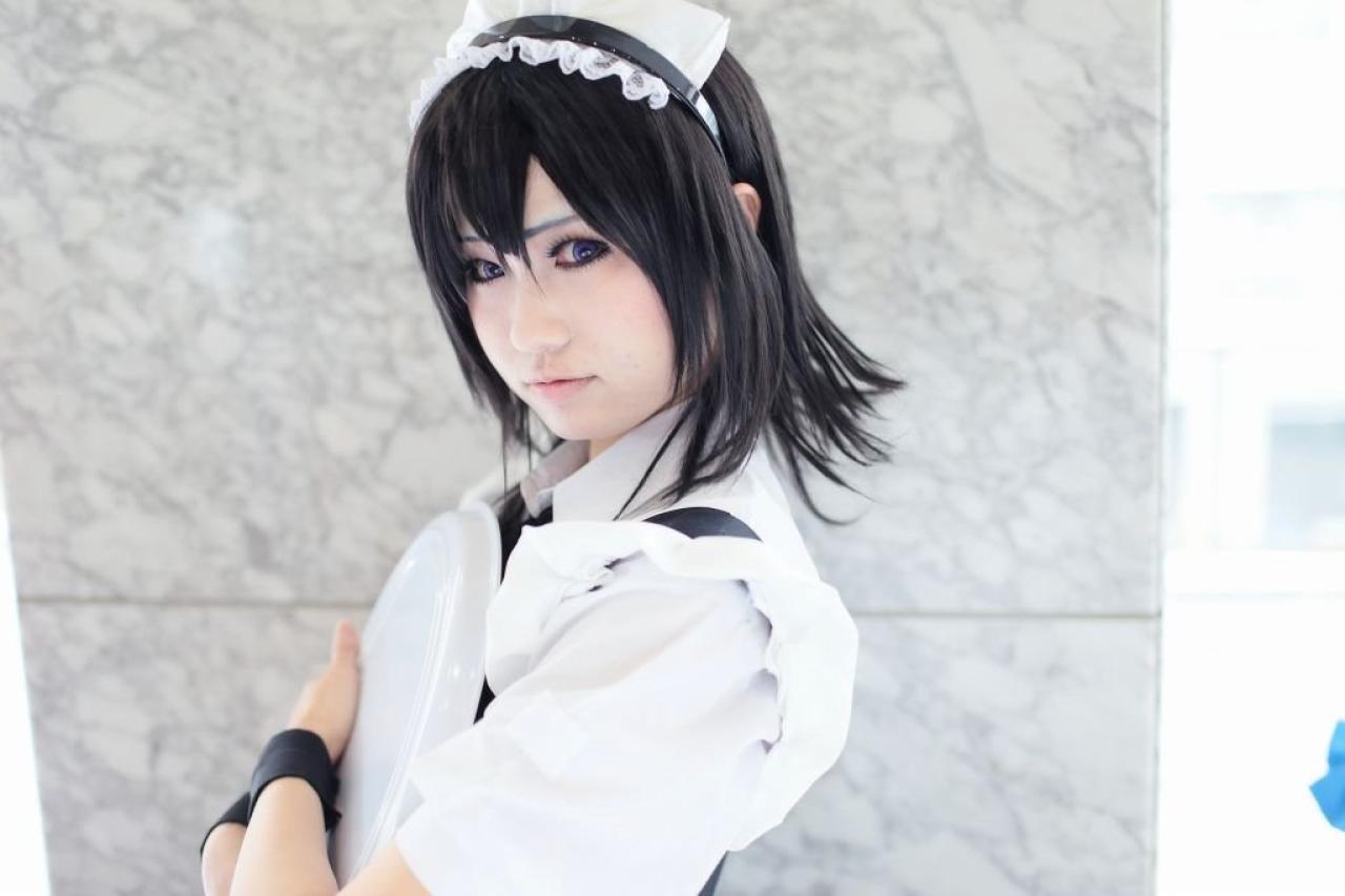 ゆいこ扮三日月夜空双手怀抱盘子，侧身，上半身照