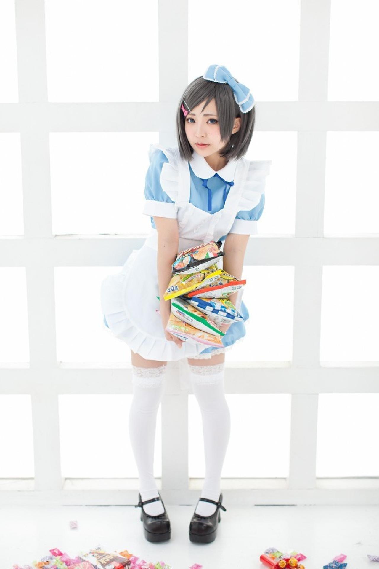 浅绘绫人扮筒隐月子身体前倾，双手捧着一落零食