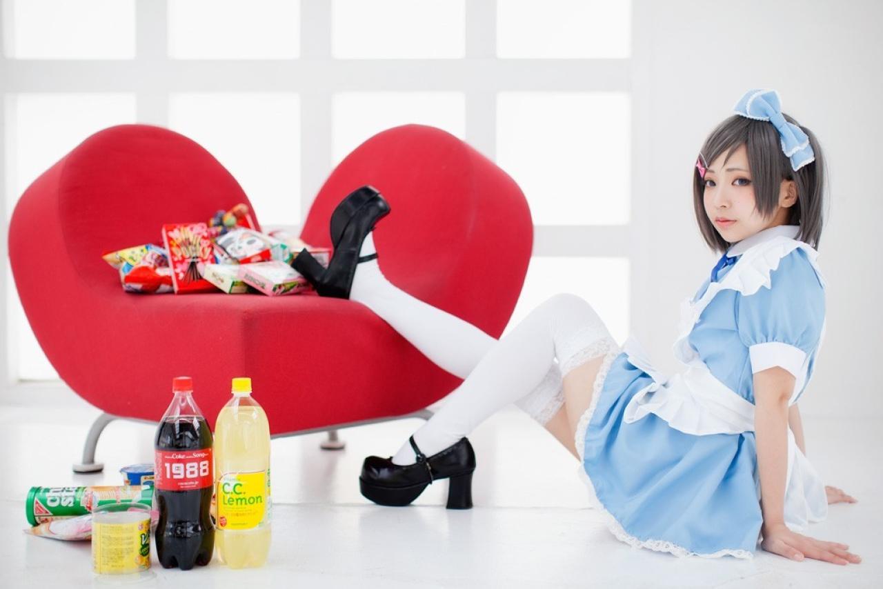 浅绘绫人扮筒隐月子双手撑地，抬起脚放在心形沙发上