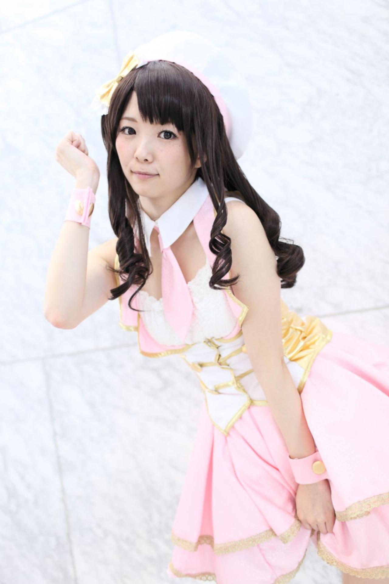 柏木由纪版岛村卯月前倾身子，抬起右臂