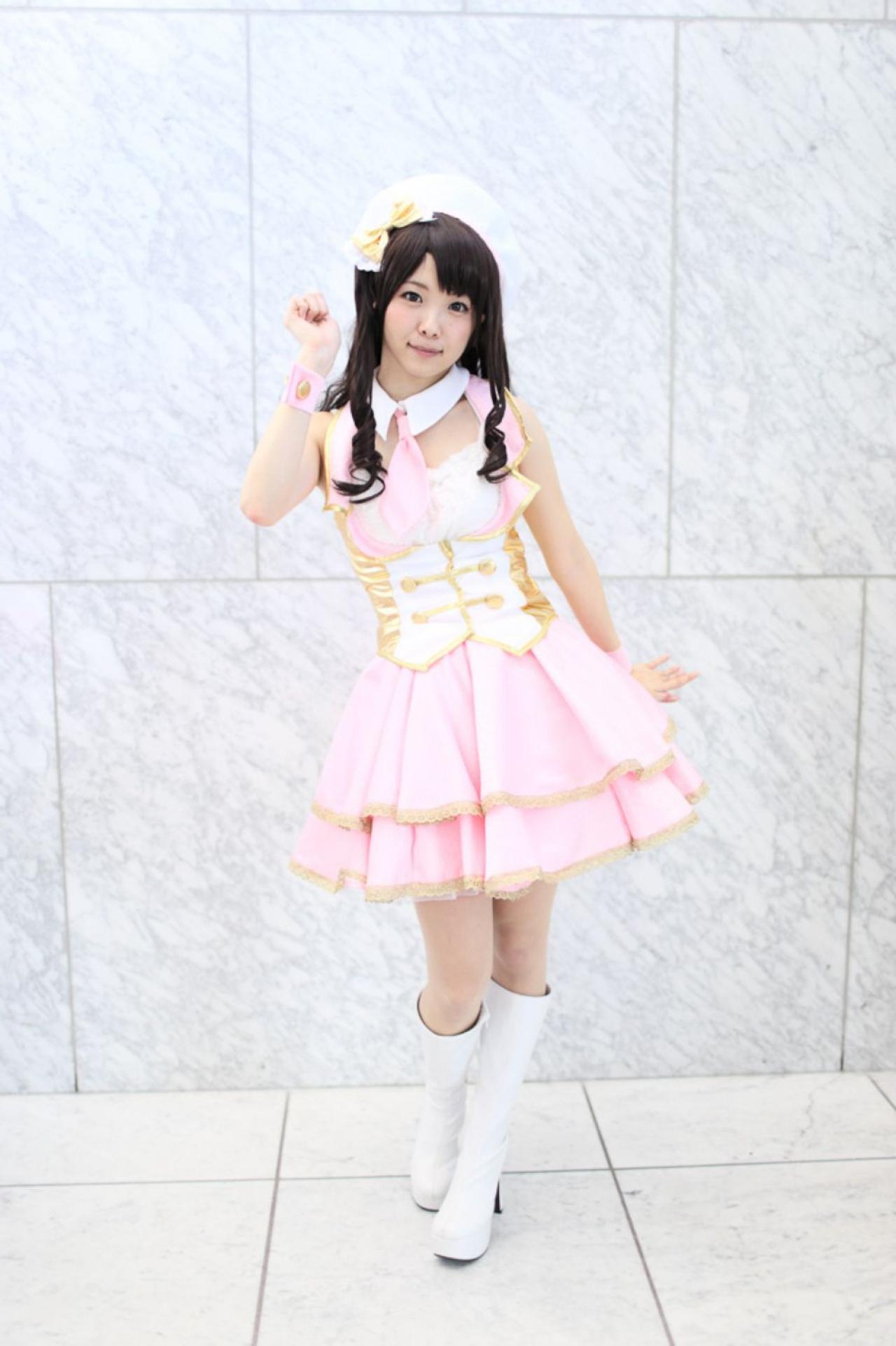 柏木由纪版岛村卯月抬起右臂，左臂向后，五指张开