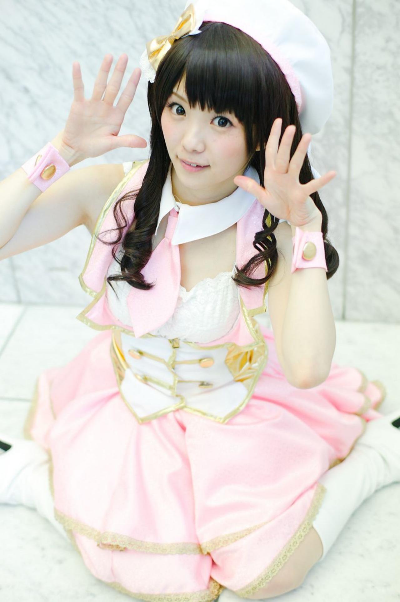 柏木由纪版岛村卯月双手五指张开，放在脸颊两侧