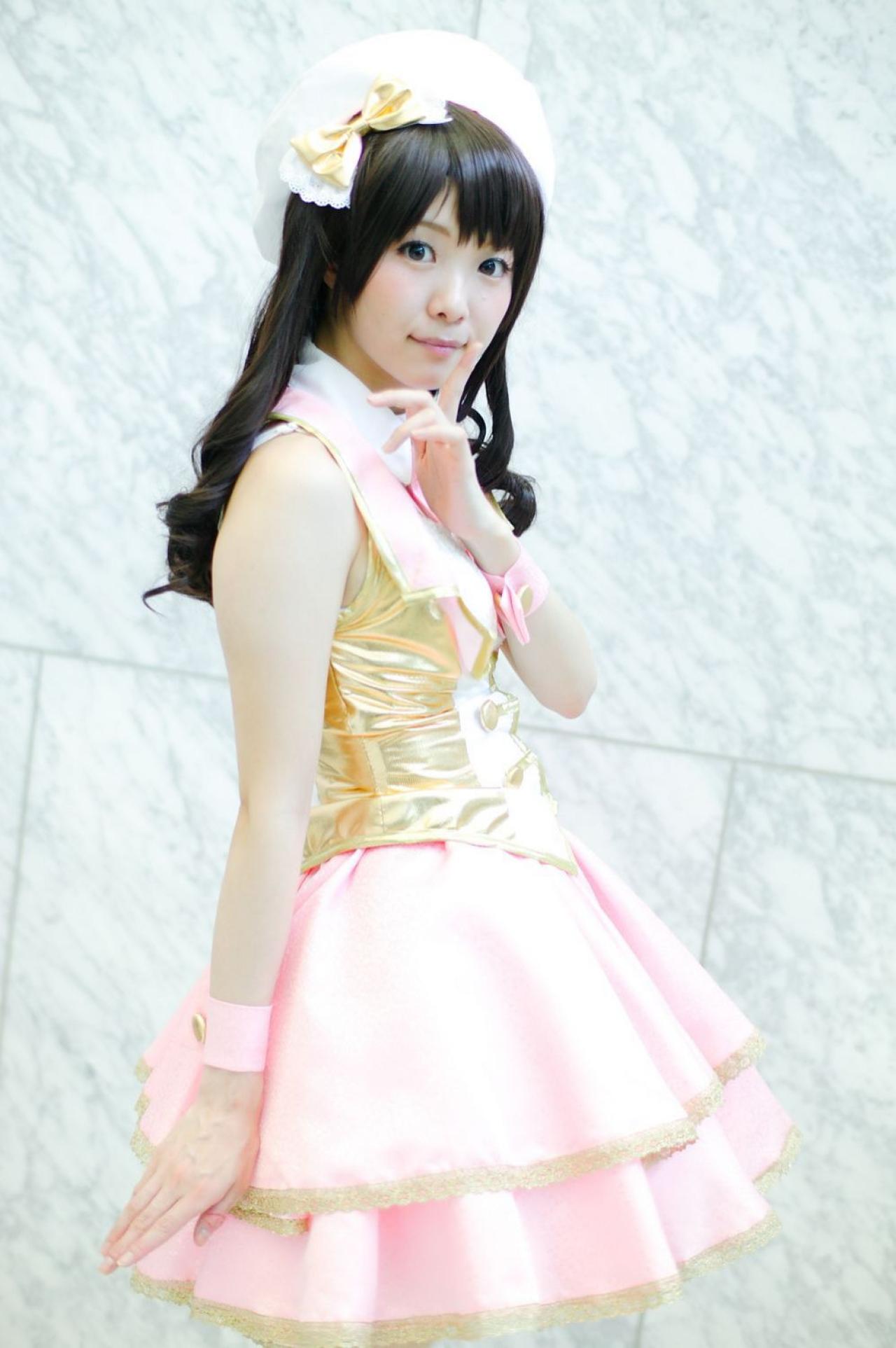 柏木由纪版岛村卯月侧面的站姿，左手食指放在唇边