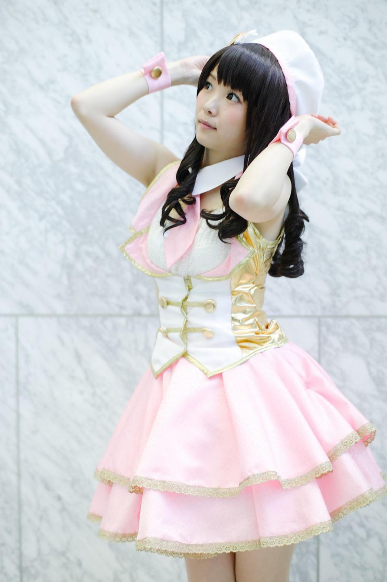 柏木由纪版岛村卯月仰着头，抬起双臂