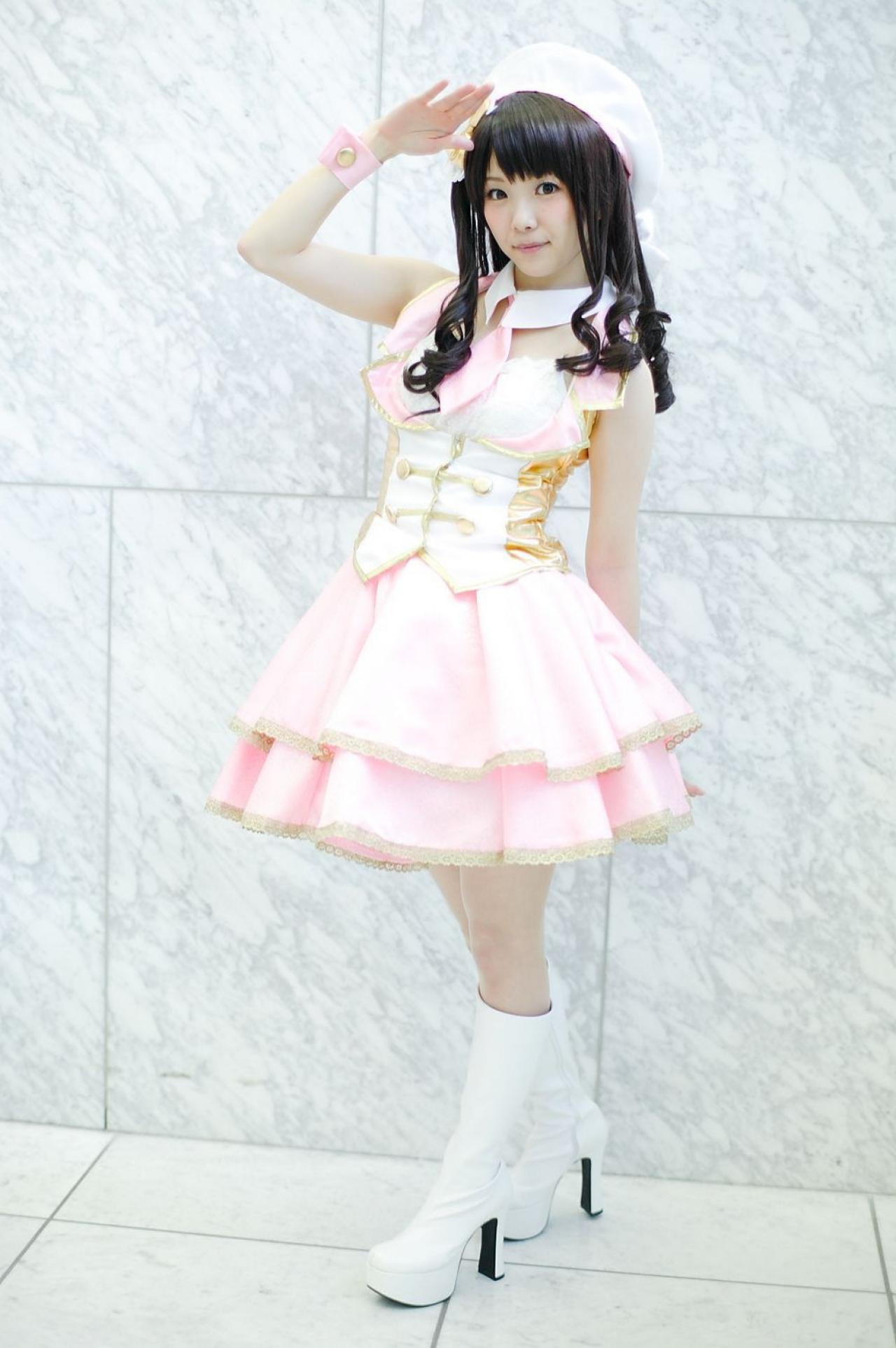 柏木由纪版岛村卯月，抬起右臂，敬礼的姿势