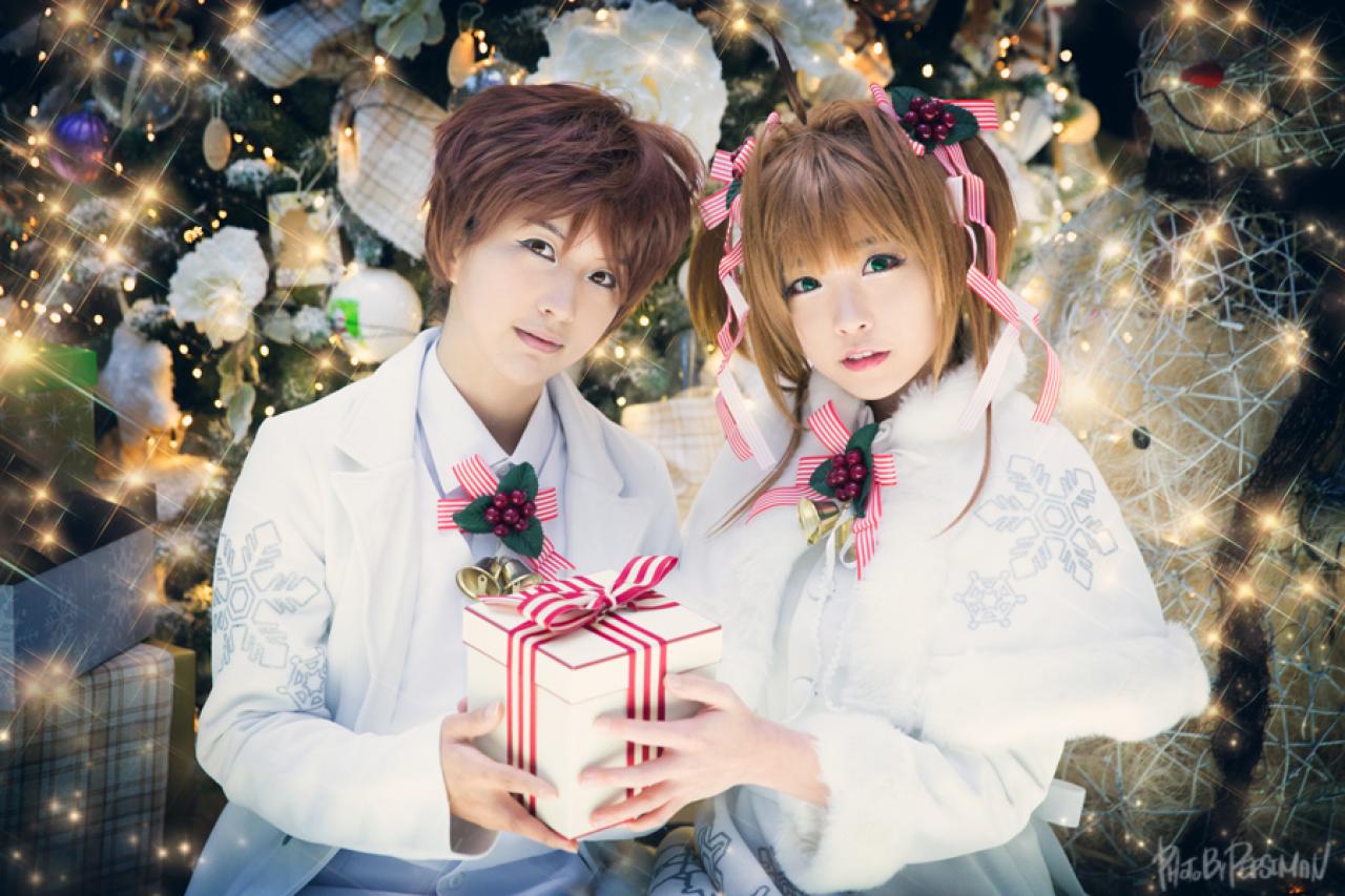 tomia兔娘扮木之本樱和유화扮李小狼共同捧着礼盒