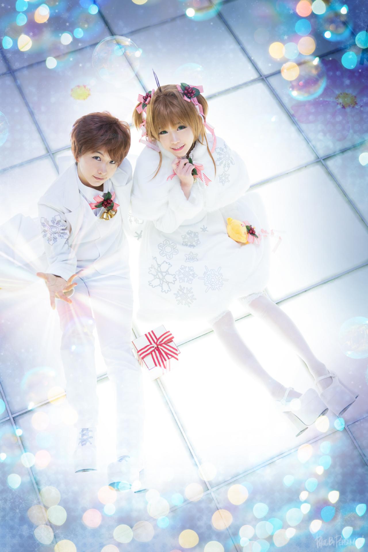 유화扮李小狼和tomia兔娘扮木之本樱仰着头，看浮在空中的礼盒