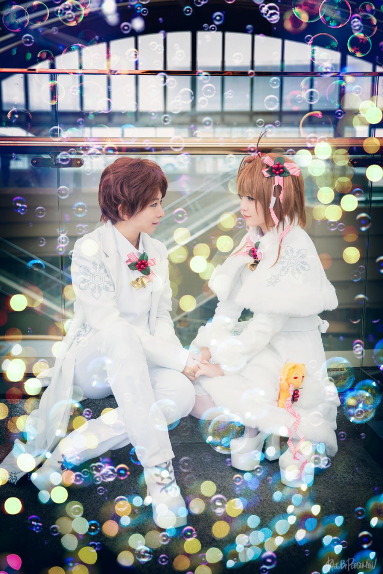 유화扮李小狼和tomia兔娘扮木之本樱拉着双手，面对面