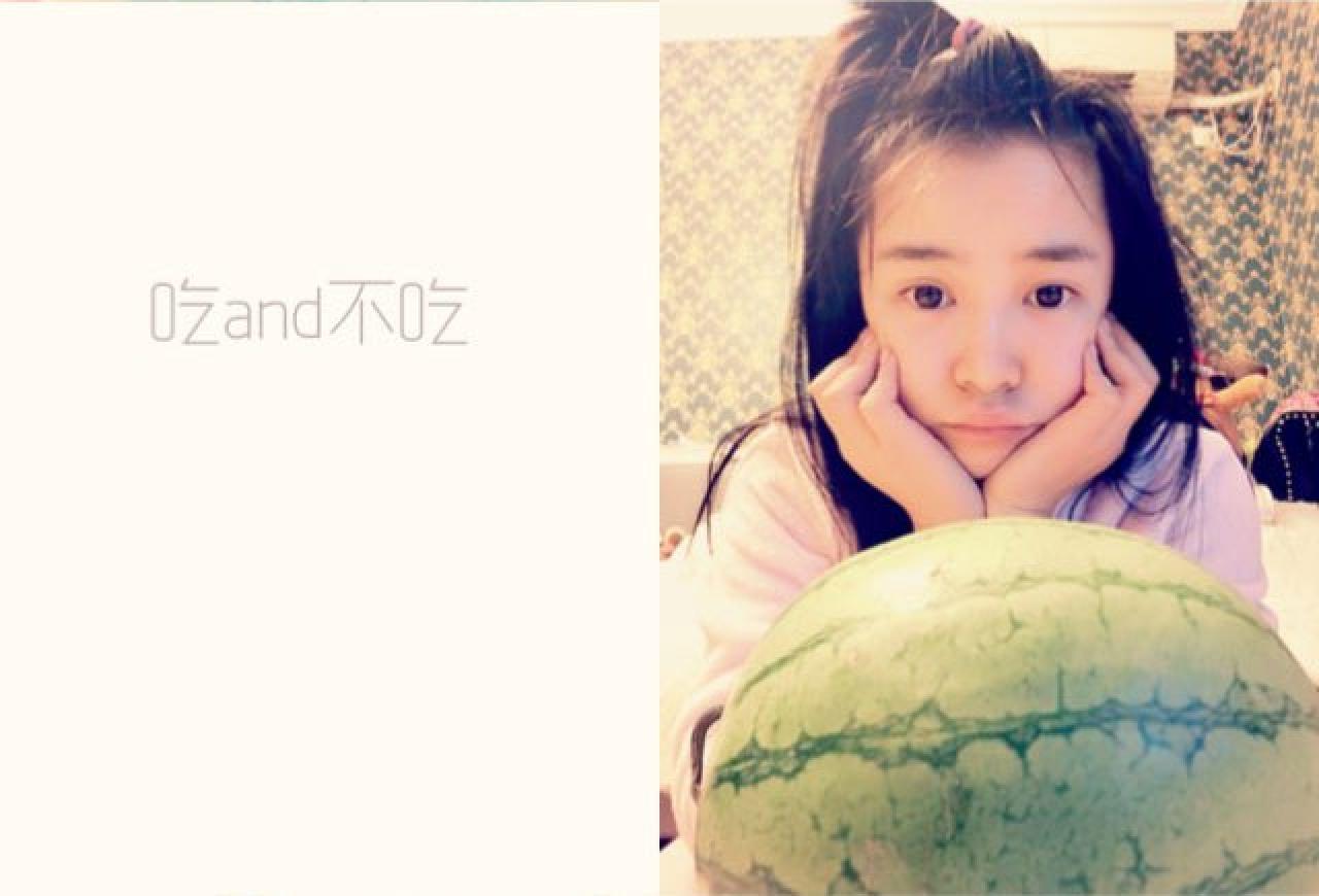 小孽看着西瓜，双手捧着脸思考的卖萌表情：吃还是不吃呢？