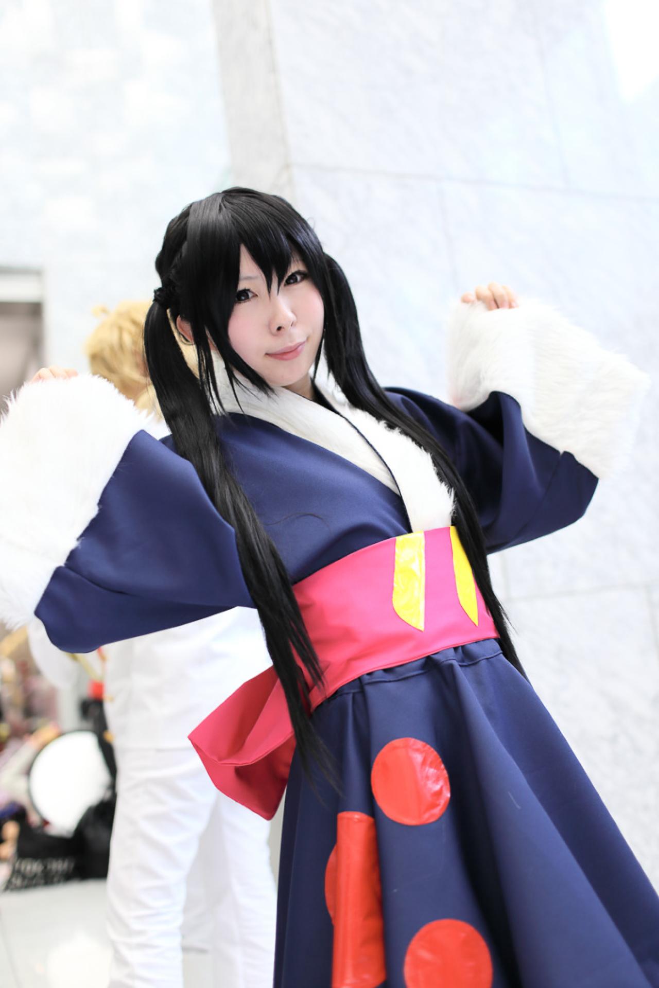 小凪まゆ扮中野梓抬起双手，半握拳