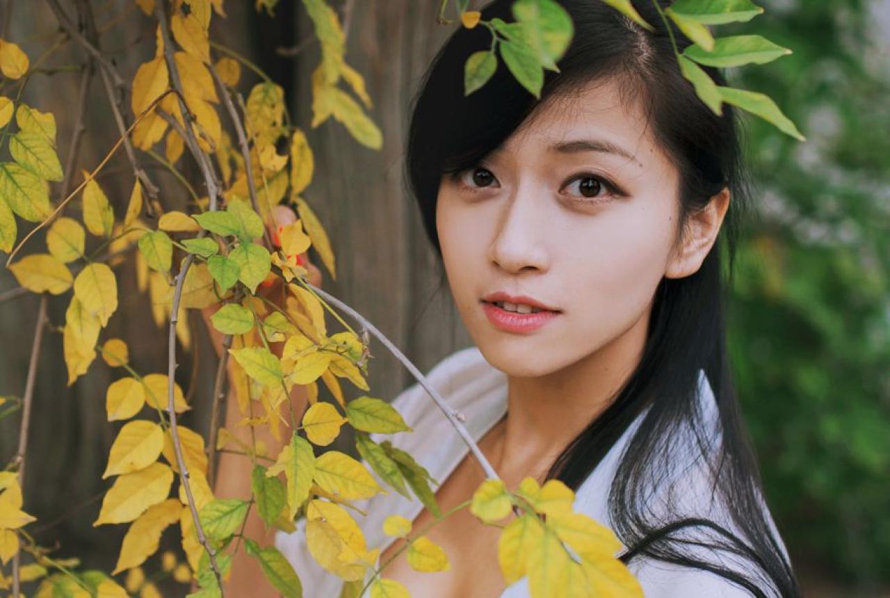 语希范在树枝后