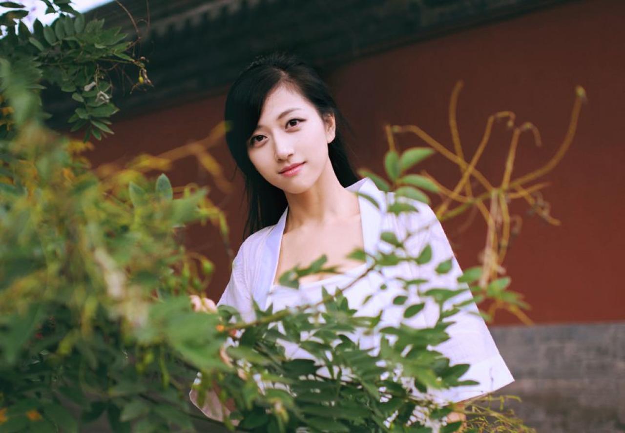 语希范在树叶后