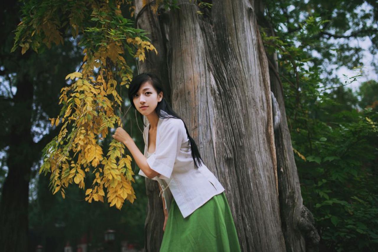 语希范双手拉着树枝