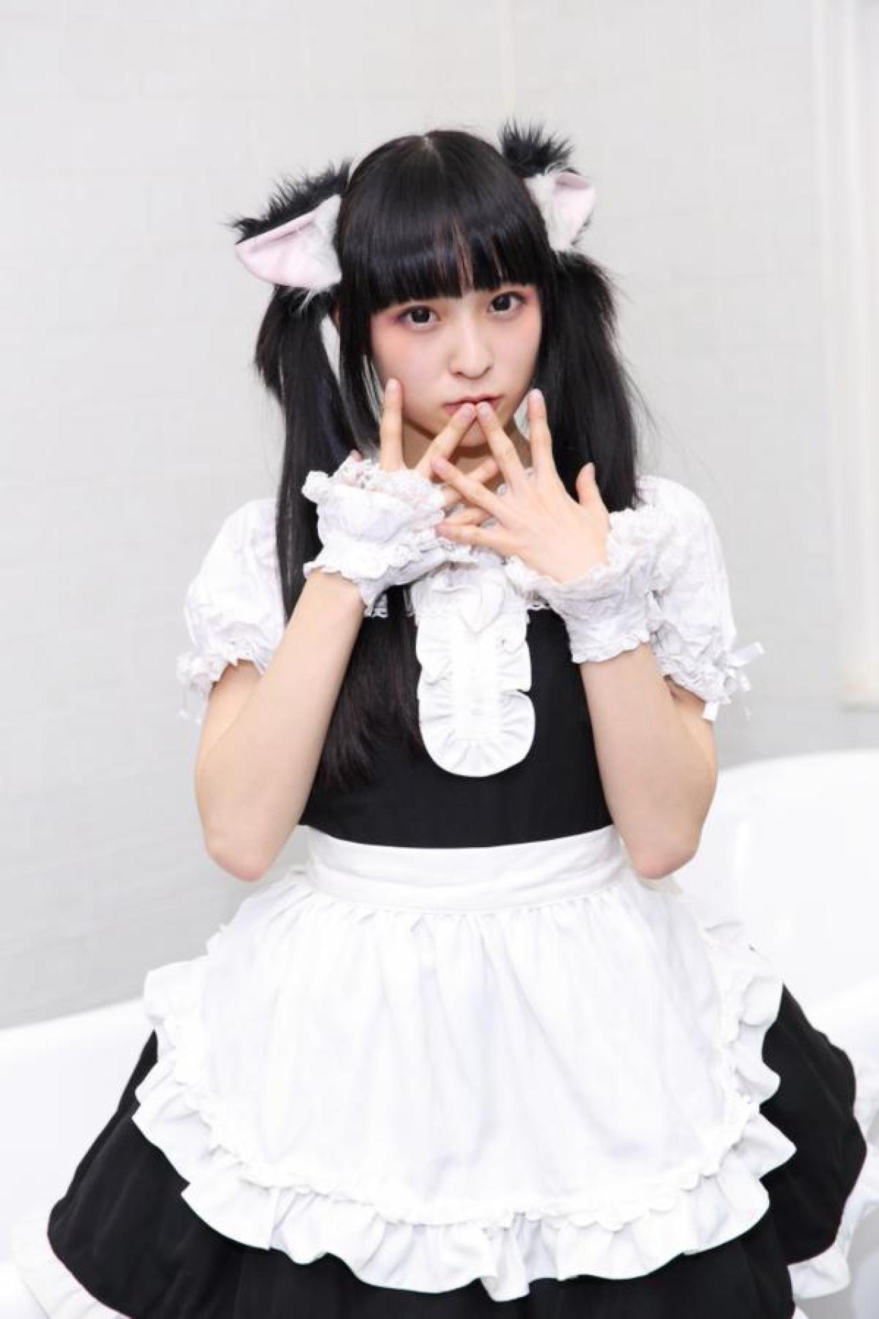 猫守ざーにゃ双手叠放在唇角