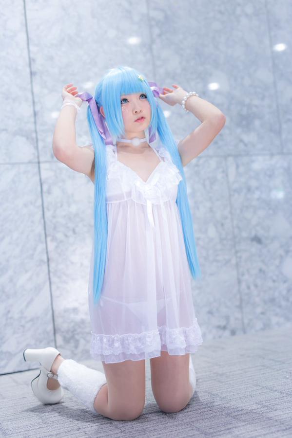 せんちゃん抬起双臂，仰望天空