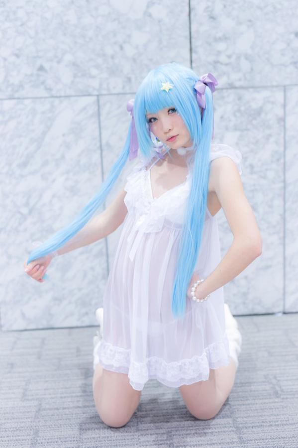 せんちゃん左手撑腰，右手拉着马尾