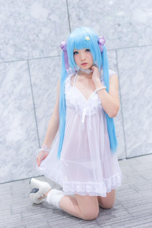 せんちゃん左手扶着脖颈，右手拉着裙摆