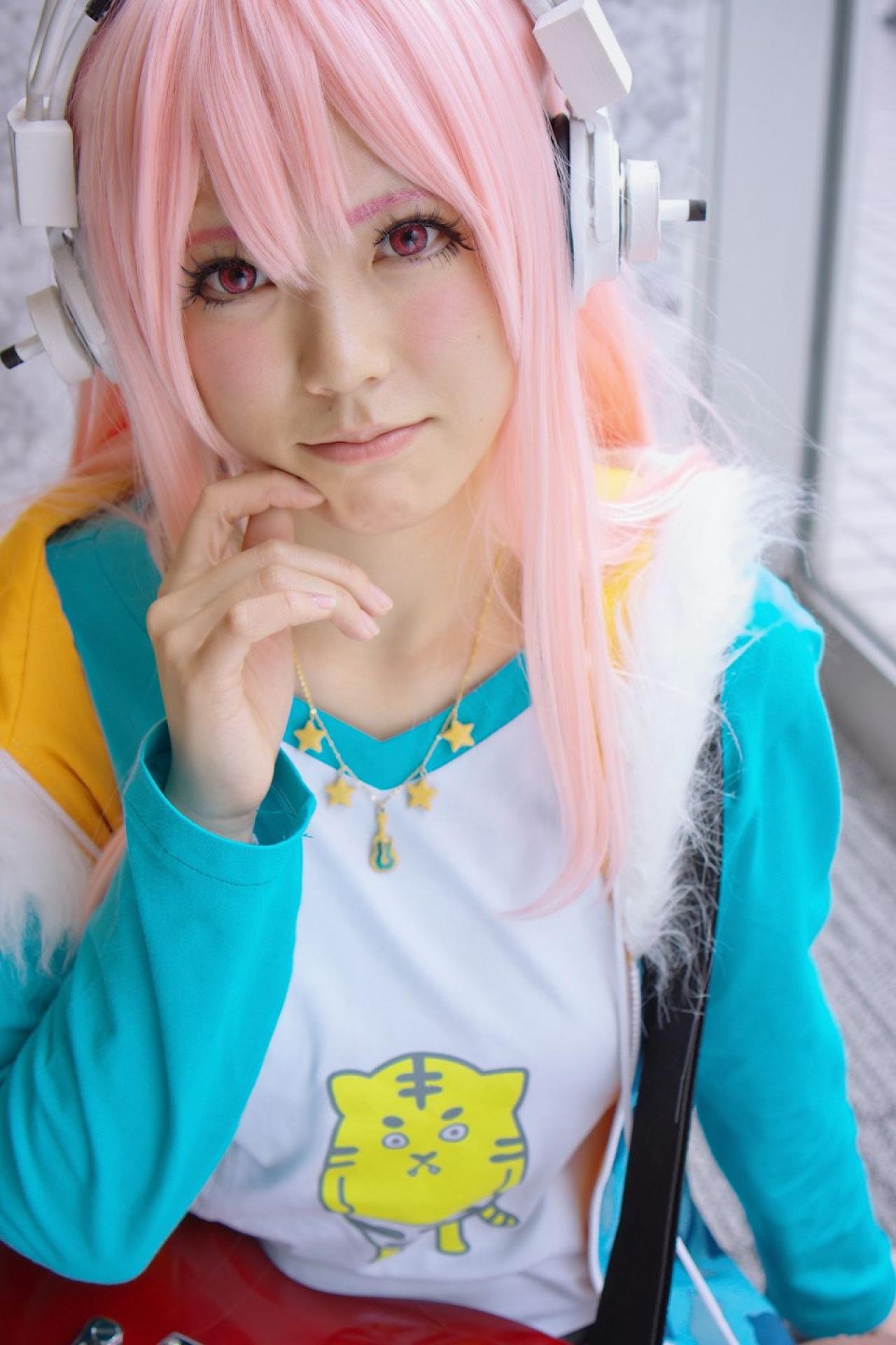 春宮ゆん扮超级索尼子右手贴着脸庞，坐在窗前