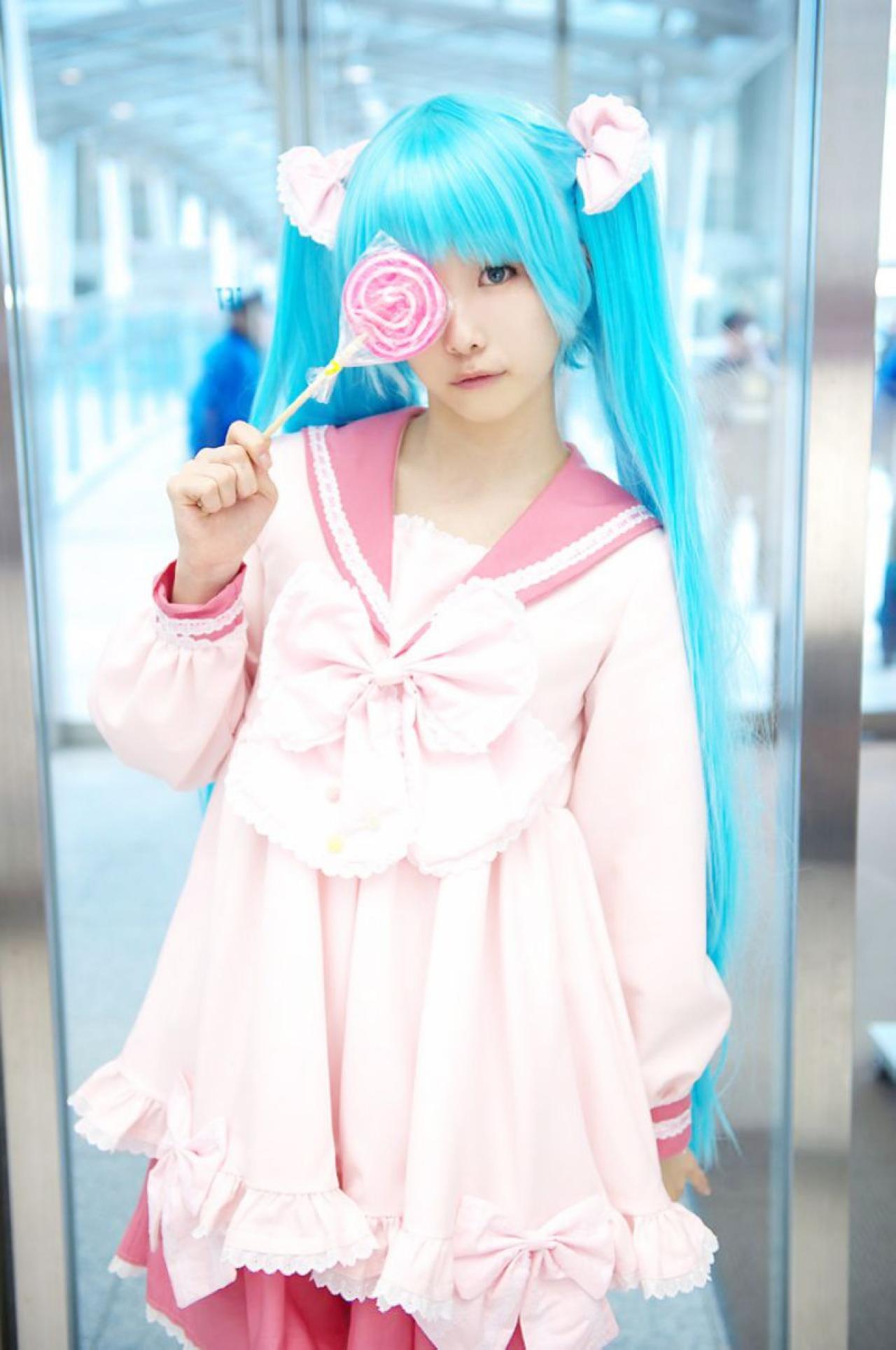雪林檎扮初音未来右手拿着棒棒糖遮住右眼