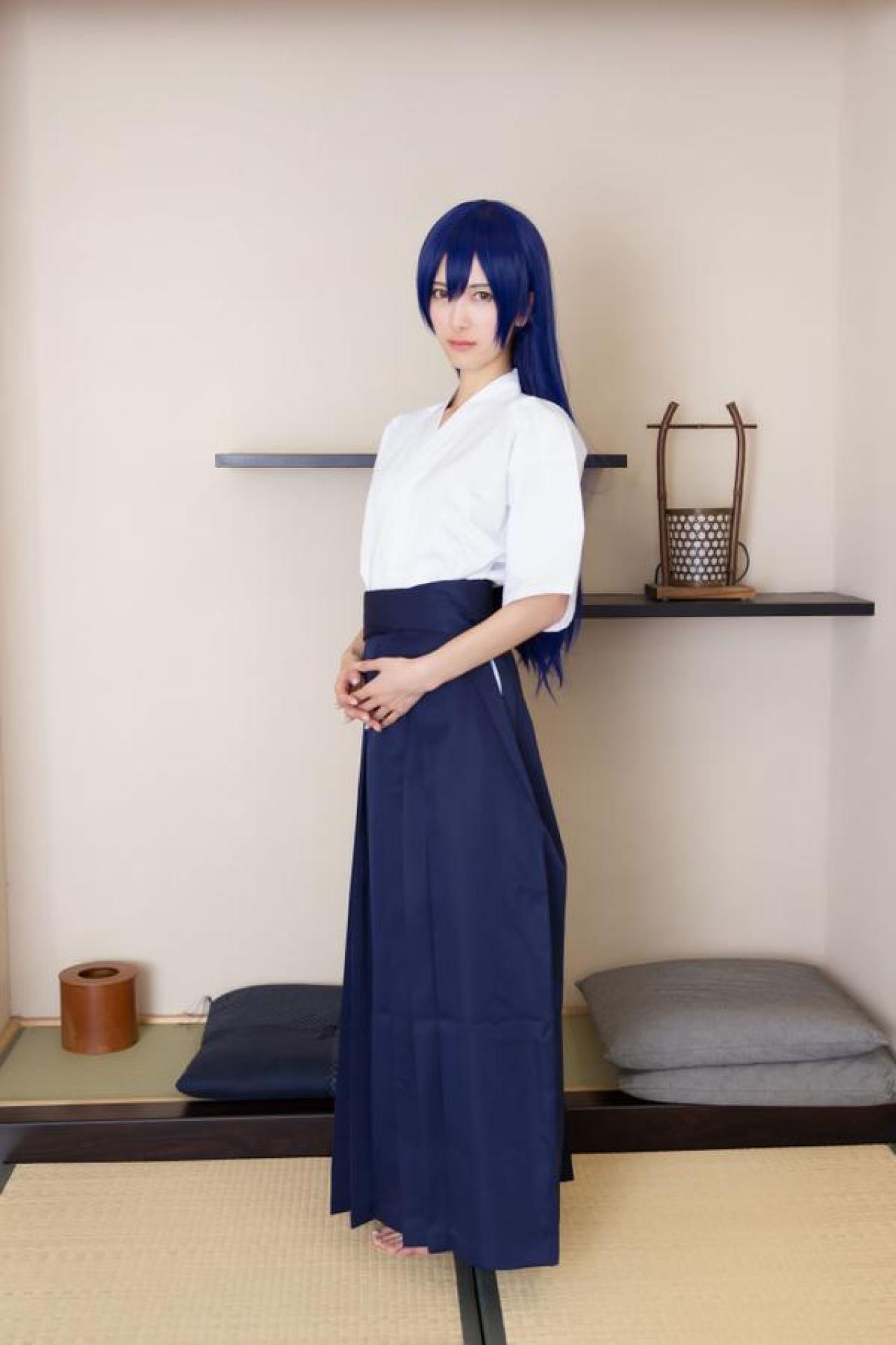 扇つかさ扮田园海未站姿侧面