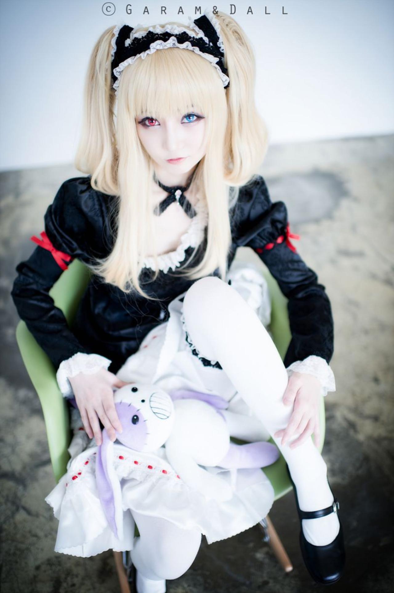 Airi扮羽濑川小鸠坐在椅子上