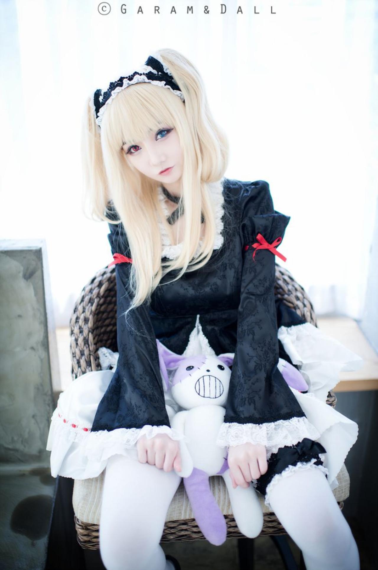 Airi扮羽濑川小鸠坐在椅子上