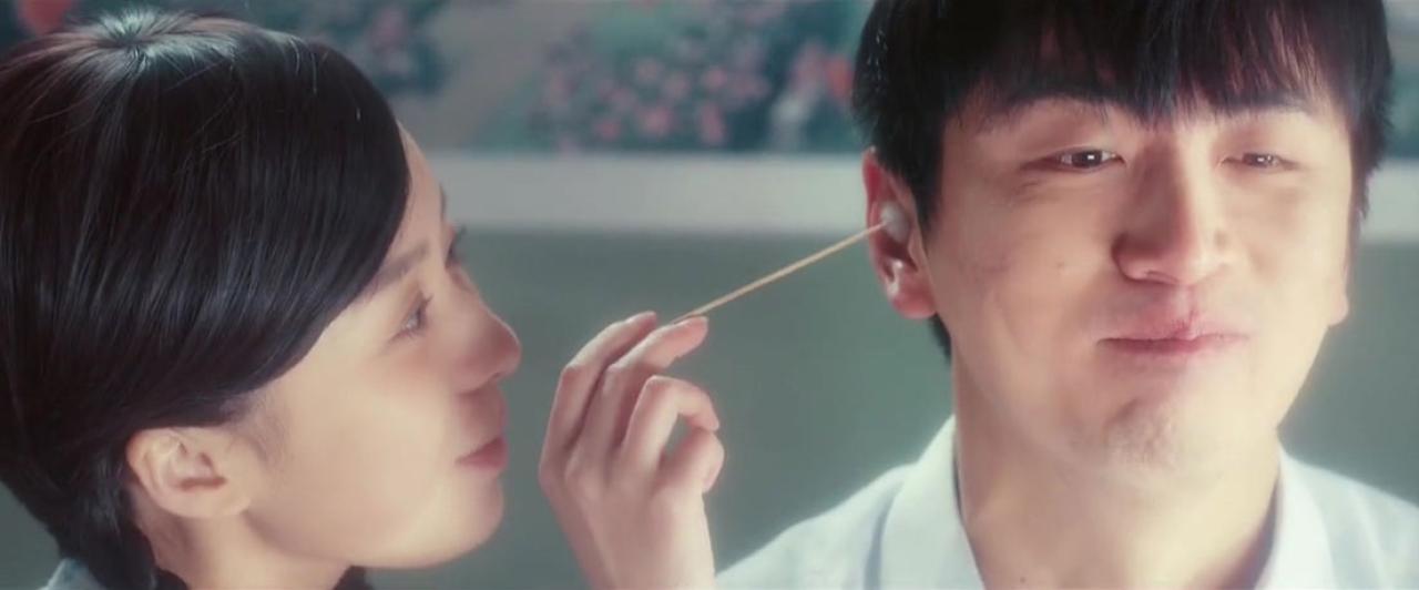 王玲玉扮小美给大锤掏耳朵的剧照