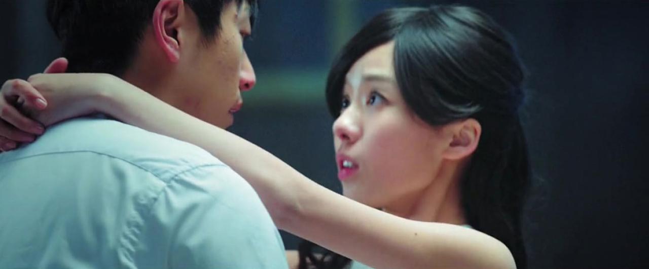 王玲玉扮小美瞪大眼睛看着王大锤：可是我没有忘记你啊