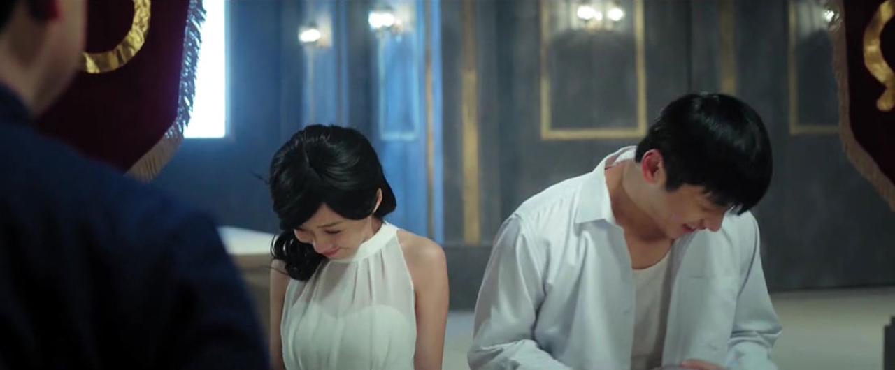 猜测到父亲要给自己举办婚事，王玲玉扮小美和王大锤都害羞地低头