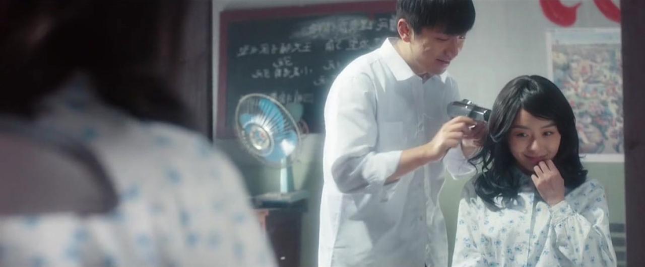 王大锤偷偷给小美做头发时，王玲玉扮小美害羞的神情