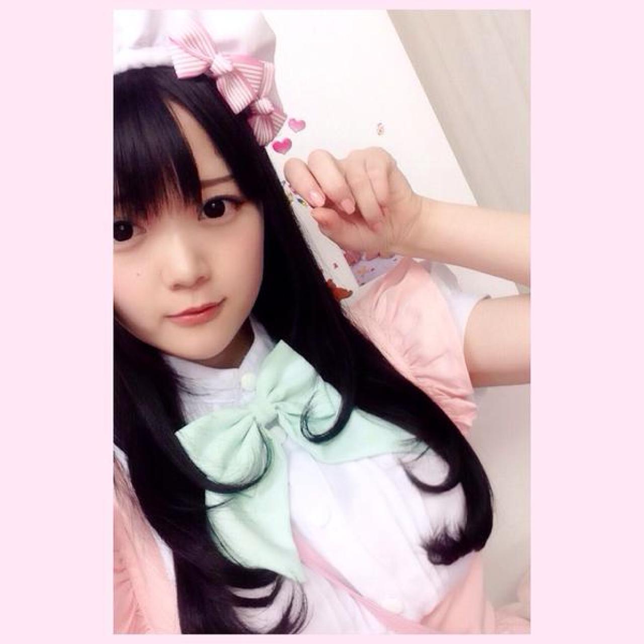 まきろん扮女仆作小猫手势