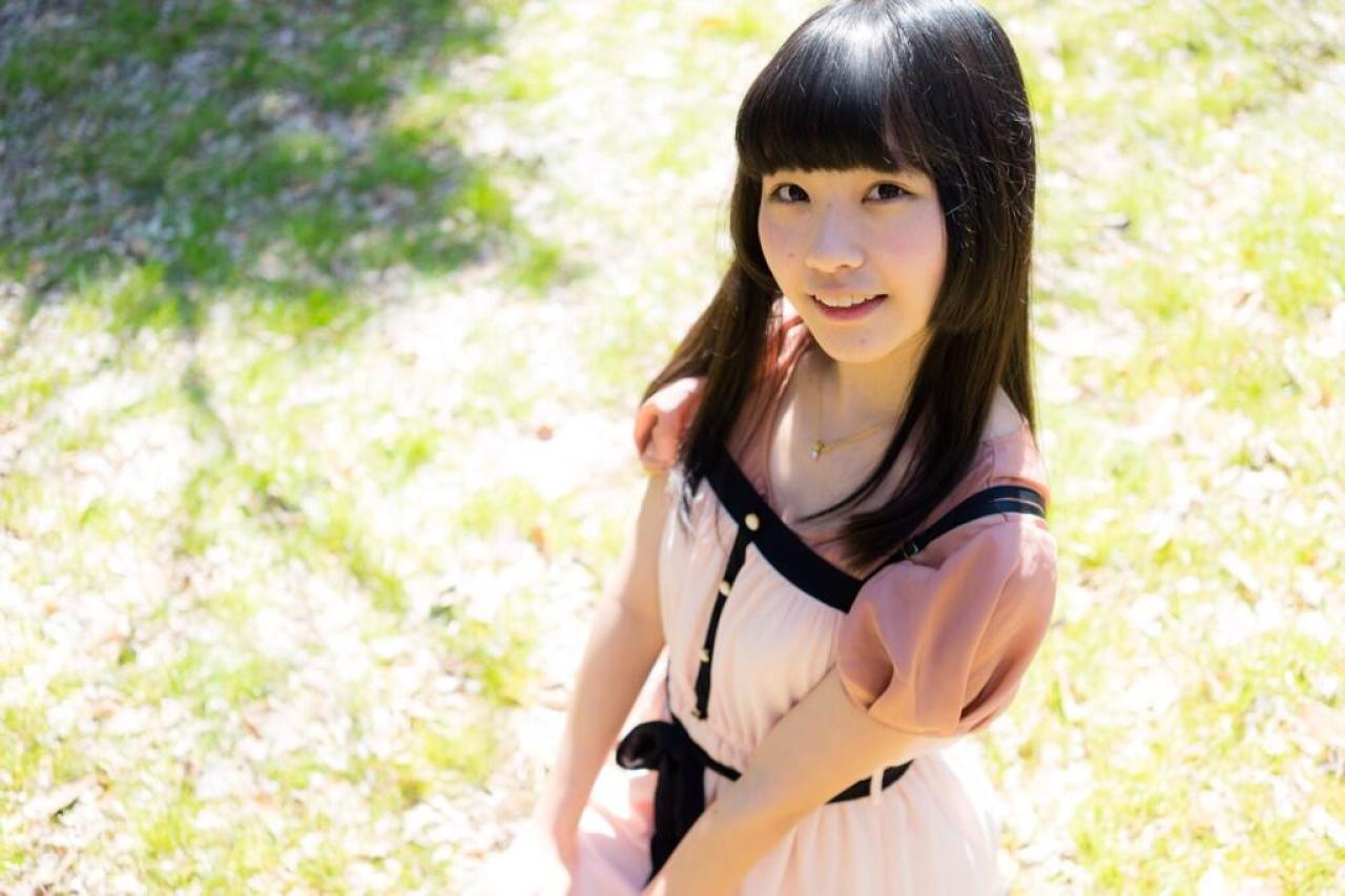 紺乃あすた仰望镜头，微笑，俯拍照