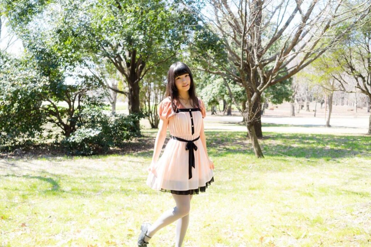 紺乃あすた双手提着裙摆，站姿，全身照