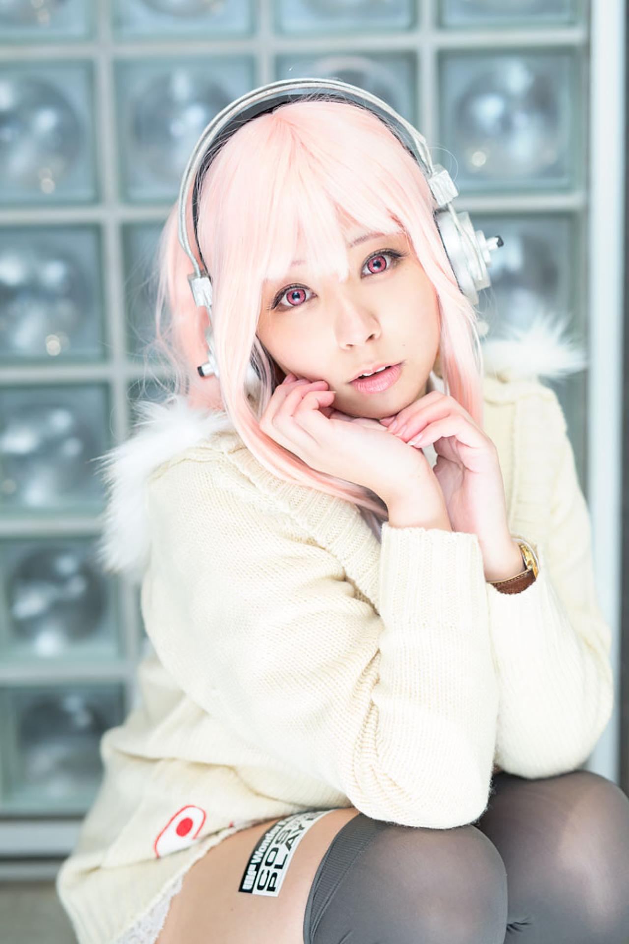 です扮超级索尼子双手贴着下巴，蹲姿