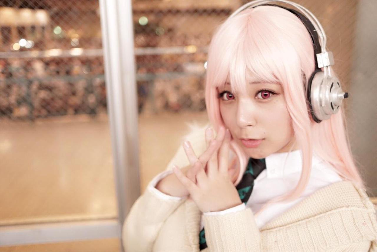 です扮超级索尼子双手五指交叉，上半身横幅，站姿