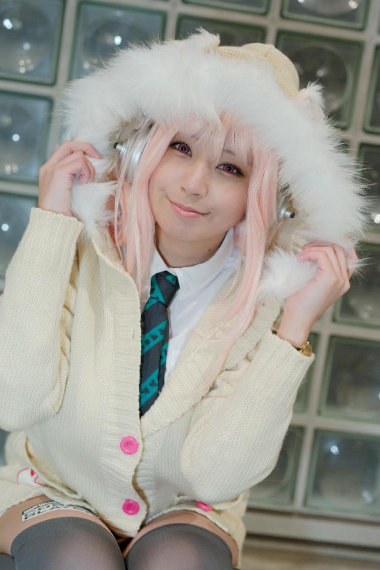 です扮超级索尼子双手抓着帽檐，蹲姿，微笑