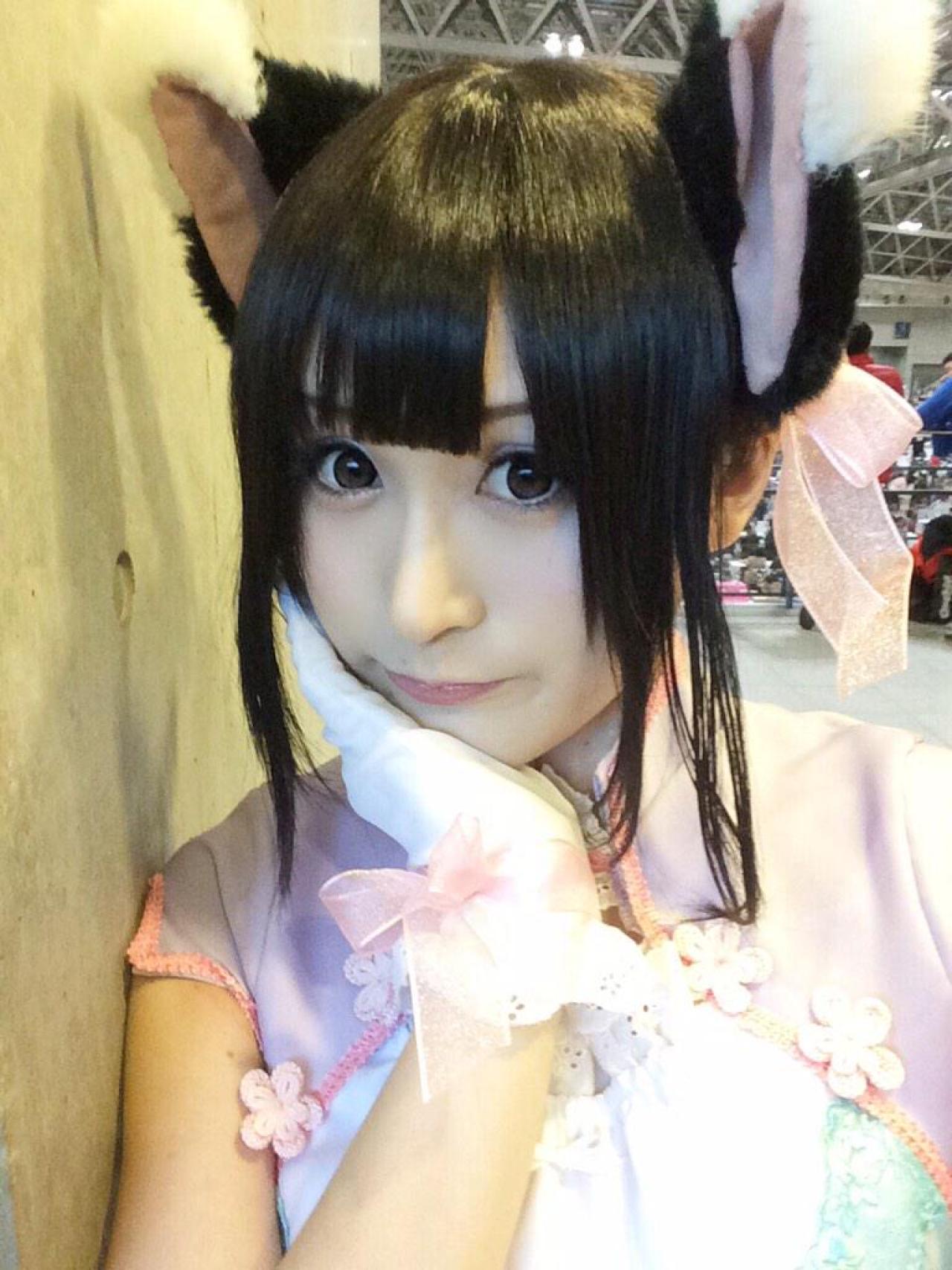 にゃるまー扮小梅右手撑着下巴自拍