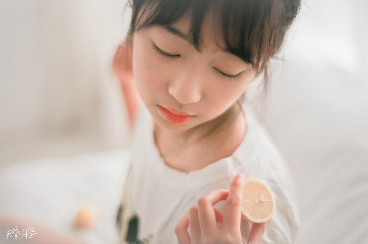 戴钰扭头看放在肩头的半个柠檬