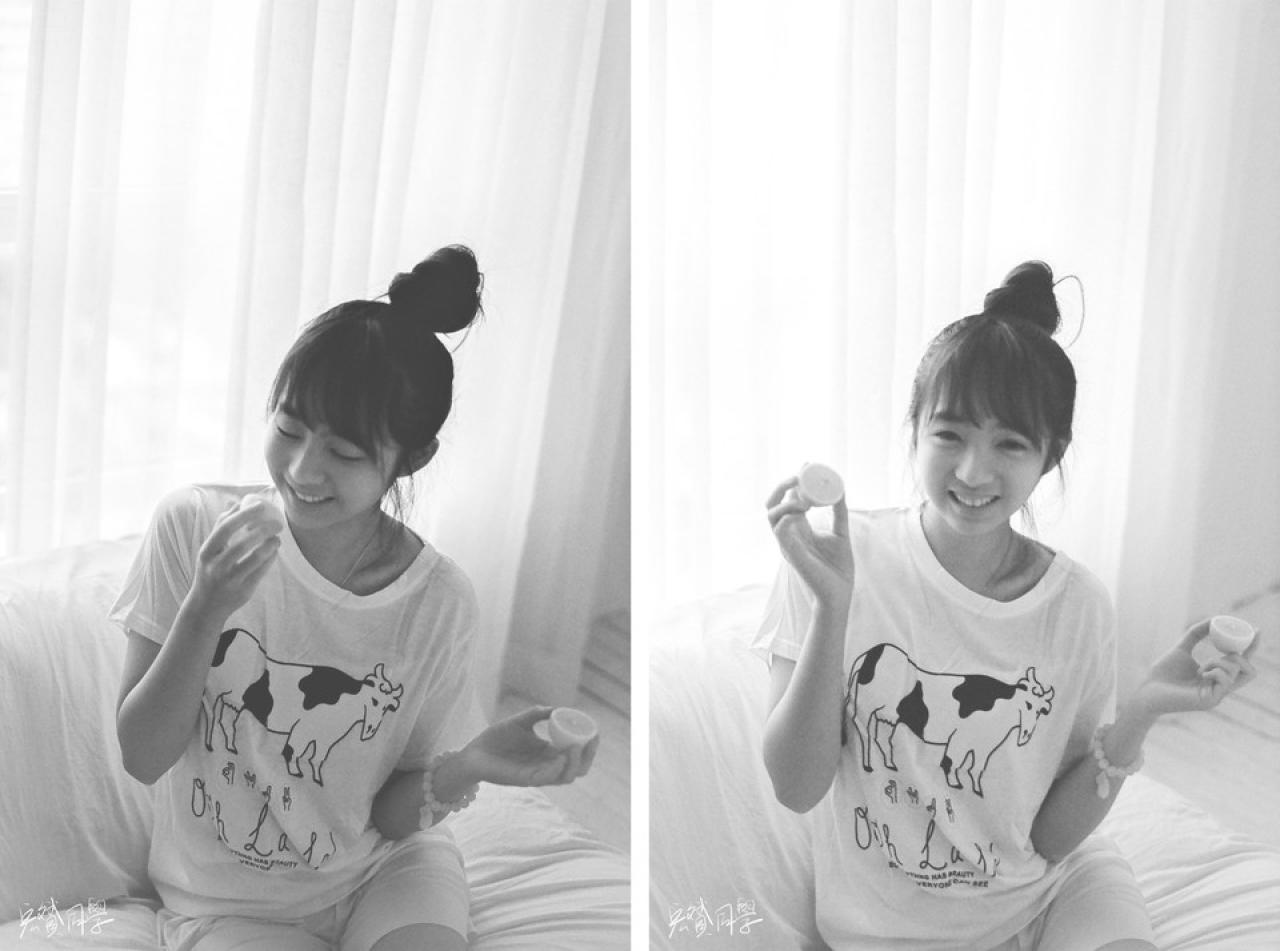 双手各拿半个柠檬，微笑的戴钰，黑白照