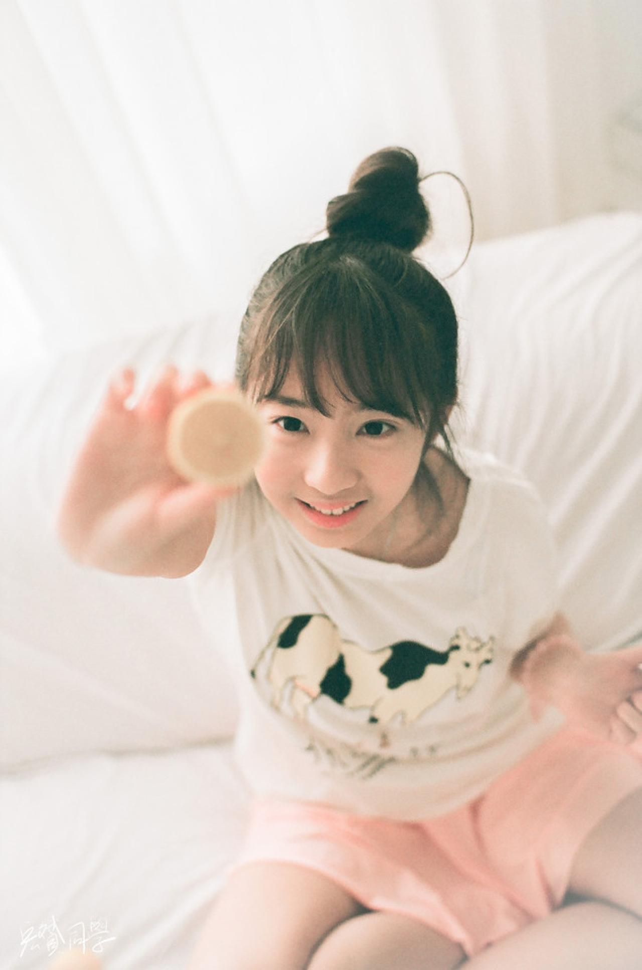 抬头仰望举起半个柠檬，微笑的戴钰