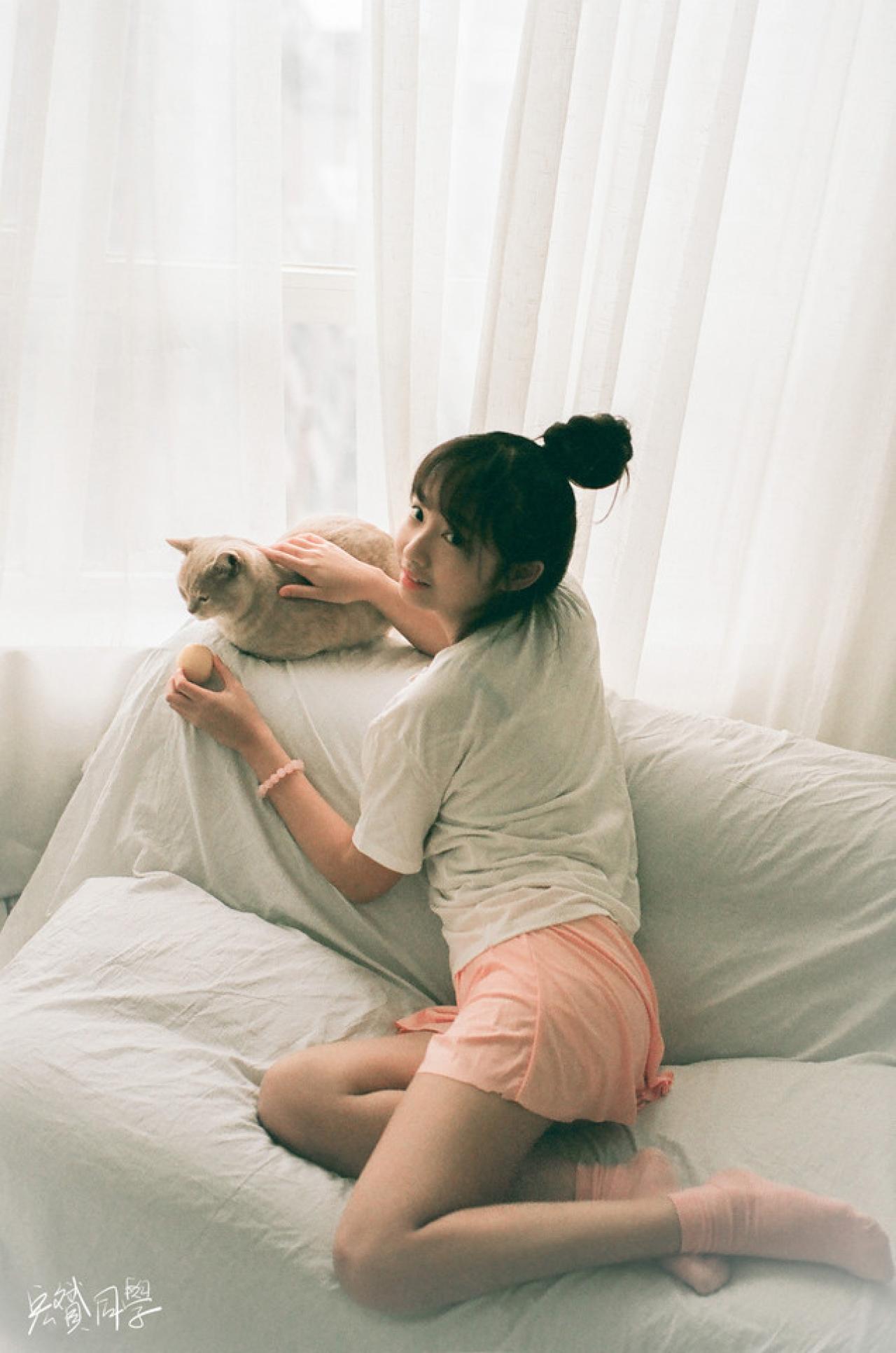 抚摸着猫咪的后背，戴钰将一个柠檬递到猫咪的眼前