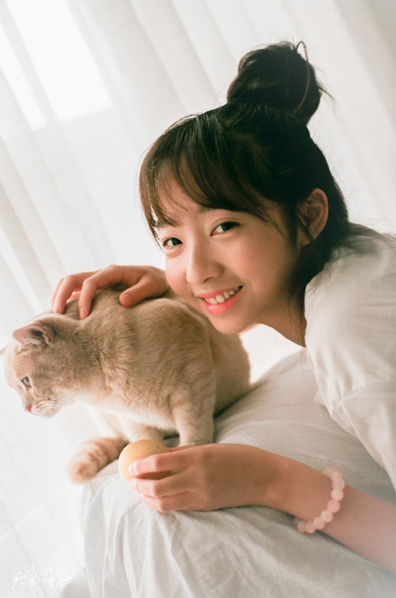 抓住猫咪的脖颈，微笑的戴钰