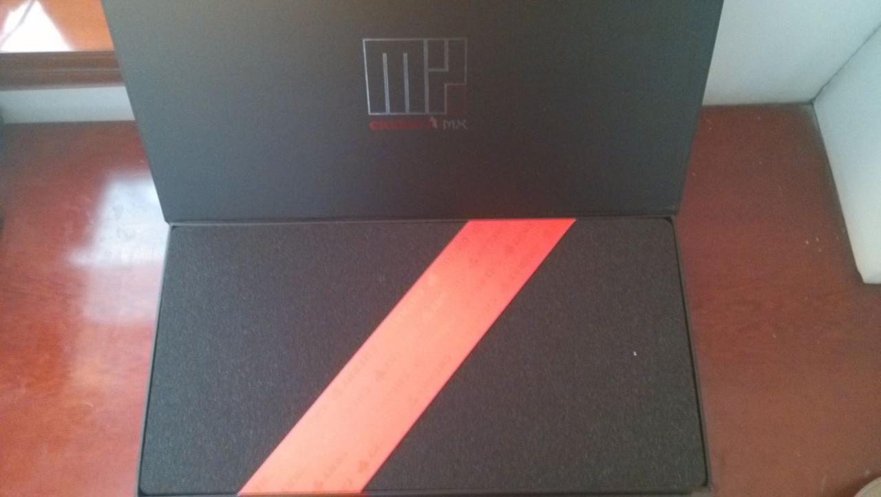 打开包装盒，里面还有一个泡沫垫子