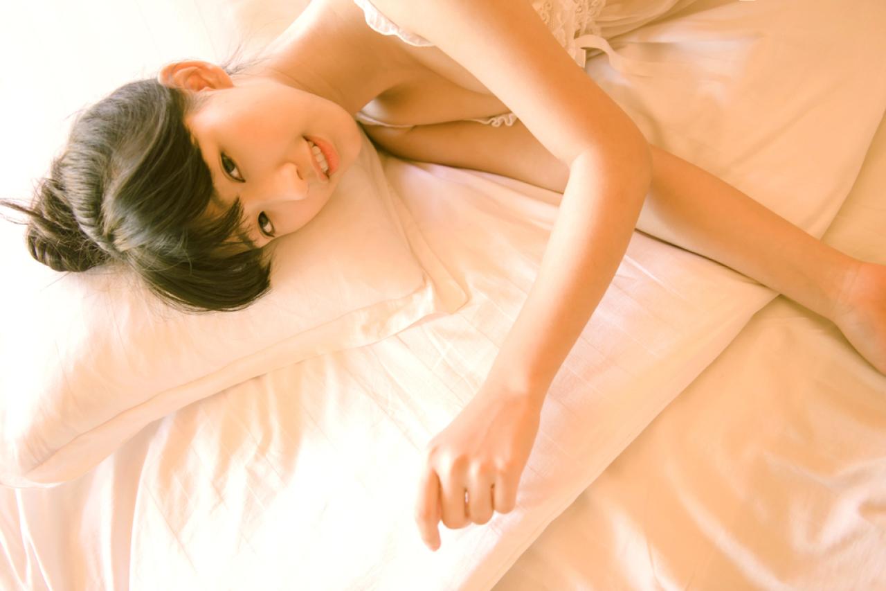 萌宅女侧身躺在枕头上