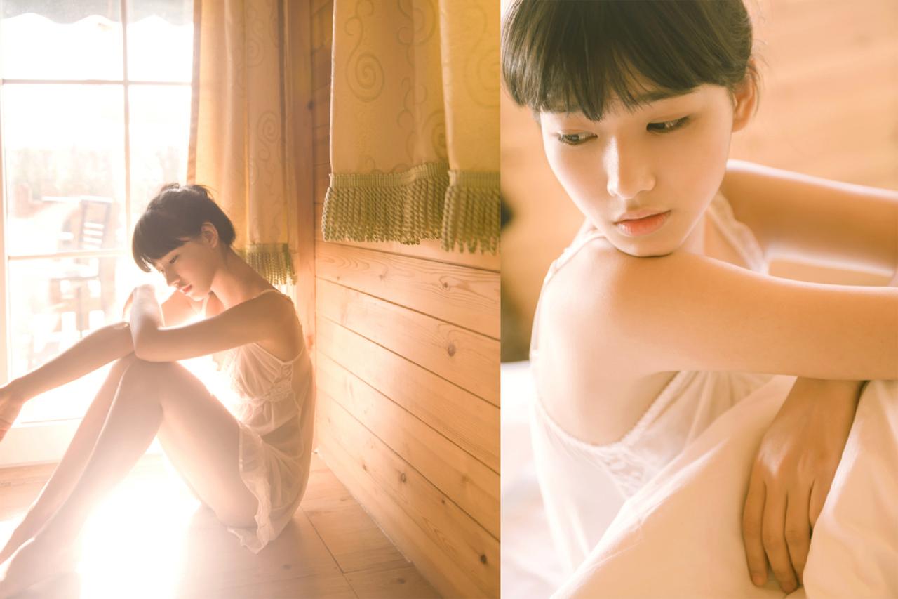 萌宅女静坐在落地窗前和床上，立幅