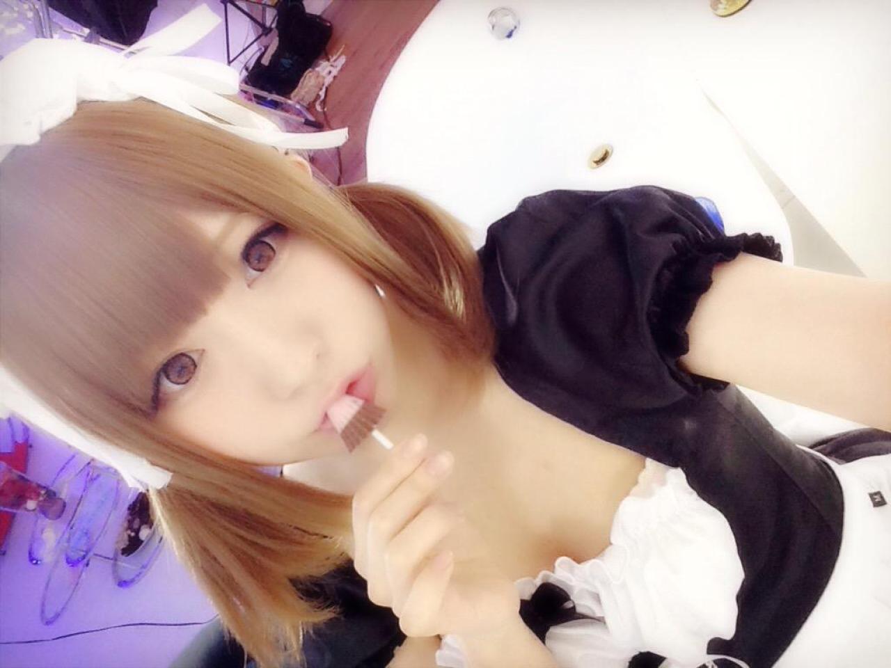 まゆふぁむ把棒棒糖放进嘴里自拍