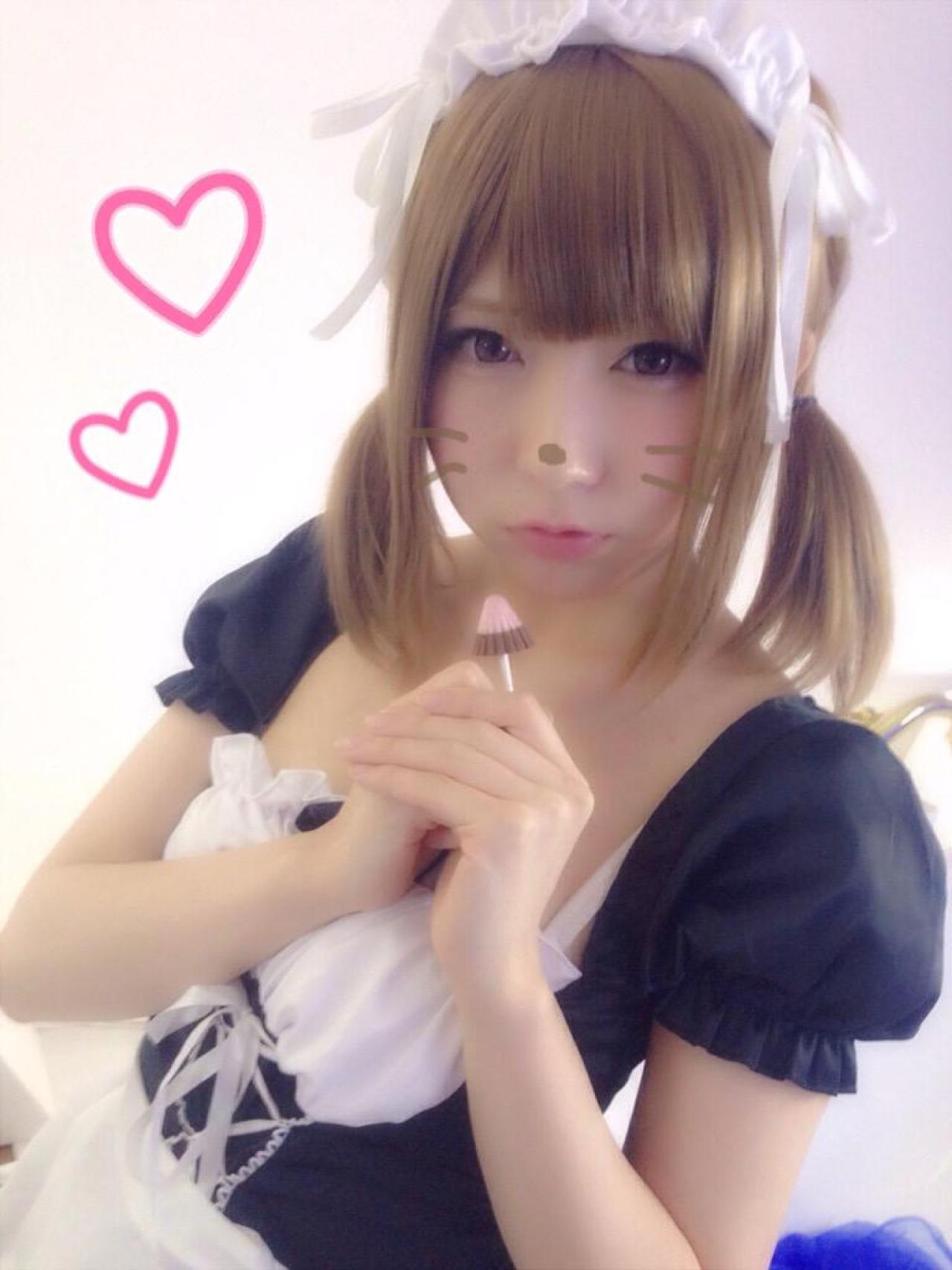 まゆふぁむ双手作揖，拿着棒棒糖，画着胡子，扮小猫